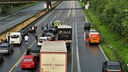 Autos, LKW und Einsatzkräfte stehen auf der Autobahn 1 in Unna-Massen