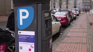 Parkscheinautomat mit Infos zum Bezahlen per App am Straßenrand Dortmund