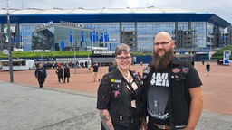 Zwei Rammstein-Fans vor der Arena