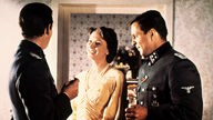 Filmszene aus "Aus einem deutschen Leben" von 1977, Götz George als SS-Offizier Franz Lang (rechts) und Elisabeth Schwarz als Else Lang