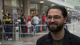 Civan Akbulut im Interview, im Hintergrund der Hauptbahnhof Dortmund