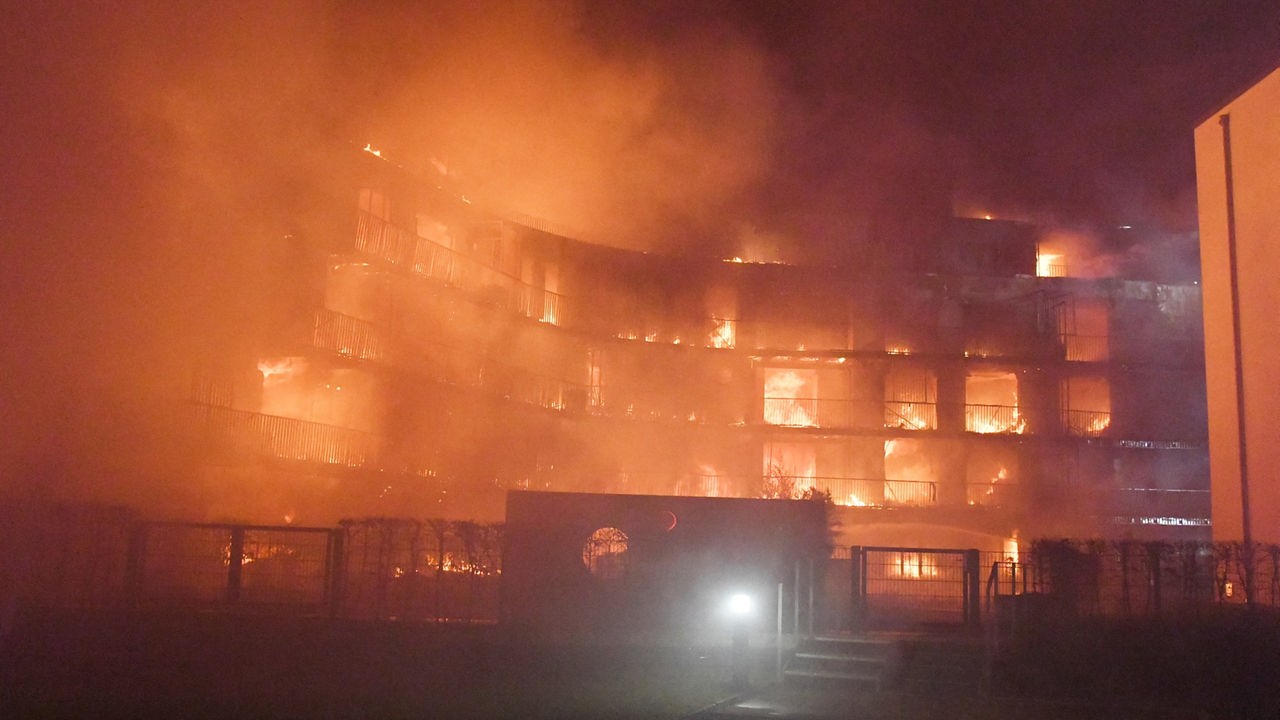 Der Wohnkomplex steht lichterloh in Flammen
