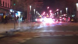 Rauchspur von Feuerwerk, das unmittelbar vor einem Taxi explodiert
