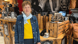 Auf dem Bild ist die Mitarbeiterin des Lederwarengeschäfts Jacks Inn Gudrun Hardenberg zu sehen
