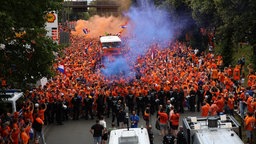 100.000 Oranje-Anhänger beim Fanmarsch