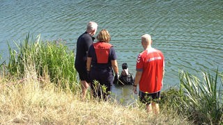 Taucher versuchen einen Mann aus dem Datteln-Hamm-Kanal zu retten