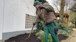 Inhaftierter Daniel (48) bei der Gartenarbeit in der JVA Bochum-Langendreer