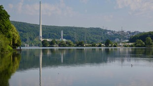 Der Harkortsee bei Herdecke. Im Hintergrund ist ein Kraftwerk zu sehen.