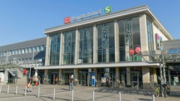 Blick von außen auf die Haupthalle des Dortmunder Hauptbahnhofs