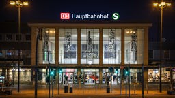 Der Hauptbahnhof in Dortmund von außen bei Nacht