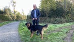 Wolfgang Penders mit seinem Hund im Wald 