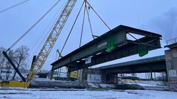 Brücke in Herne wird mit Kran ausgebaut