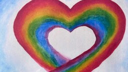 Aquarell zeigt Herz aus Regenbogenfarben 
