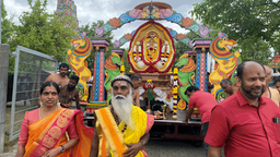 Eine Hindu-Gemeinde zieht den Wagen einer göttlichen statue.