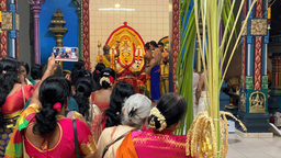 Eine Hindu-Gemeinde verehrt eine Statue in einem Tempel.