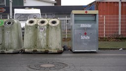 Altkleider-Container neben Recycling