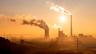 Symbolbild Kohleausstieg: Kohlekraftwerke im Sonnenaufgang