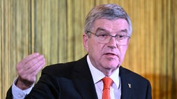 Das Bild zeigt den Präsidenten des IOC Thomas Bach bei einer Rede.