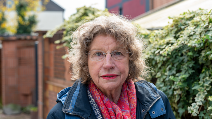 Das Foto zeigt Irene Wollenberg. Eine Sprecherin des Bündnis "Steele bleibt bunt", dass sich im Essener Stadtteil Steele gegen Rassismuss und Antisemitismus engagiert.