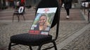 Portraits der Geiseln auf dem Friedensplatz, aufgestellt auf Stühlen