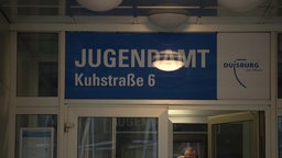 Schild über dem Eingang des Jugendamt Duisburg