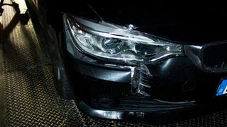 Beschädigter BMW, Stoßstange und Scheinwerfer sind beschädigt
