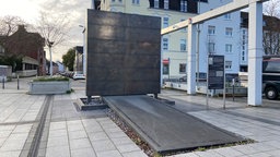 Das Shoah-Mahnmal mit verschlossenen Bronzetüren