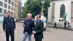 Polizeipräsident Andreas Stüve und der Essener Oberbürgermeister Thomas Kufen stehen vor der Kameraanlage in Essen