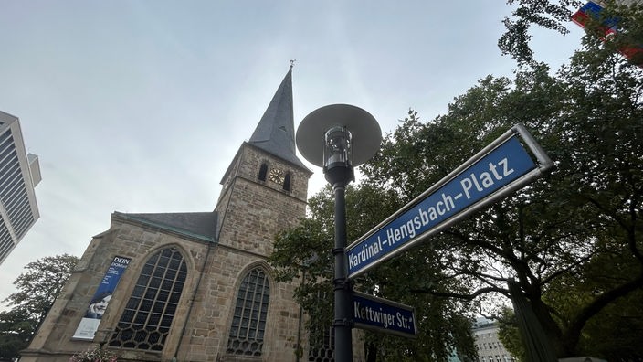 Straßenschild "Kardinal-Hengsbach-Platz" vor dem Essener Dom