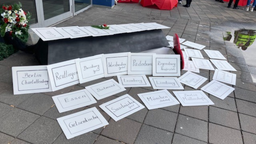 Symbolisch beerdigte Filialen bei der Gläubigerversammlung von Karstadt