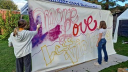 Auf einem Graffiti bei der Jugendkonferenz der Kindernothilfe in Duisburg steht: "More love, less violence"