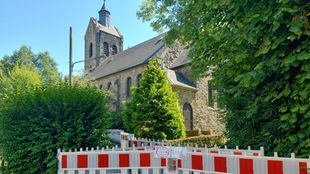 Abgesperrte evangelische Kirche in Witten-Stockum von außen