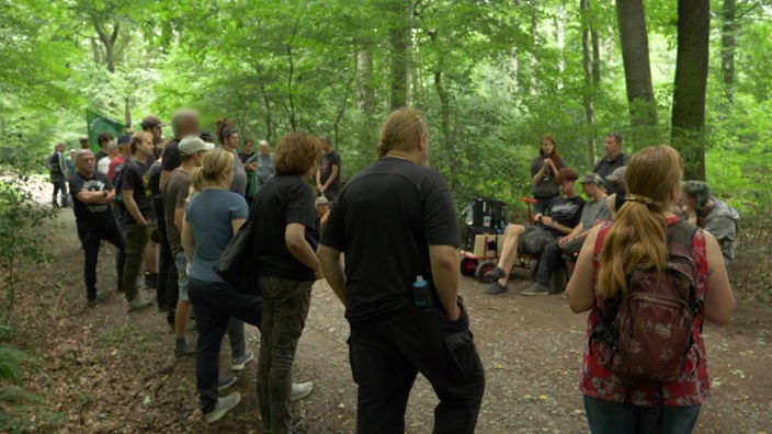 Etwa 100 Menschen protestieren im Sterkrader Wald