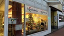 Beleuchtetes Schaufenster mit Weihnachtsdeko