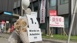 Werde ich arbeitslos? steht auf einem Schild der Mahnwache vor Thyssenkrupp