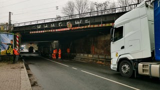 LKW steckt in Bottrop unter Brücke fest  