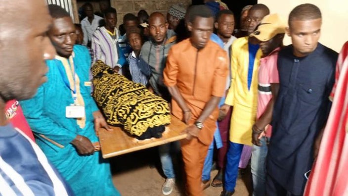 Viele Senegalese führen den Trauerzug von Mouhamed Drame