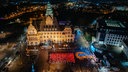 Menschen formen ein Friedenslicht vor dem Rathaus Recklinghausen