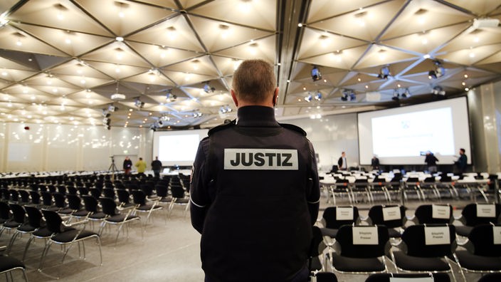 Ein Justizbeamter beobachtet in Düsseldorf die Besichtigung des Verhandlungssaals für den bevorstehenden Loveparade Prozess.