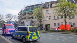 Solinger Polizei und Krankenwagen in einem Wohngebiet in Solingen.