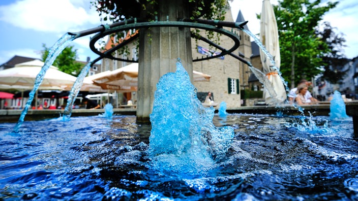 Ratinger Marktbrunnen blau eingefärbt