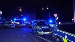 In Essen stehen nach einer Massenschlägerei mehrere Polizeiwagen mit Blaulicht auf der Straße