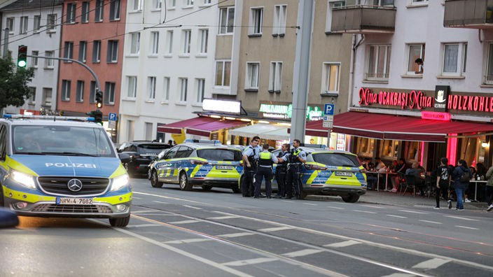 Polizeiautos stehen nach Massenschlägereien auf einer Straße in Essen-Altendorf 