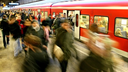 Menschen verlassen die S-Bahn