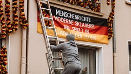 Achim Klimmeck klettert die Hauswand empor