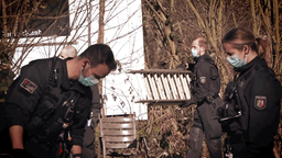 Polizisten durchsuchen das Schrottplatzgelände in Hagen