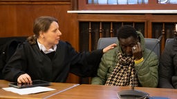 Anwältin Lisa Grüter versucht Sidy Dramé zu trösten