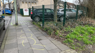 Messerattacke Duisburg: Markierungen auf dem Gehweg in Marxloh