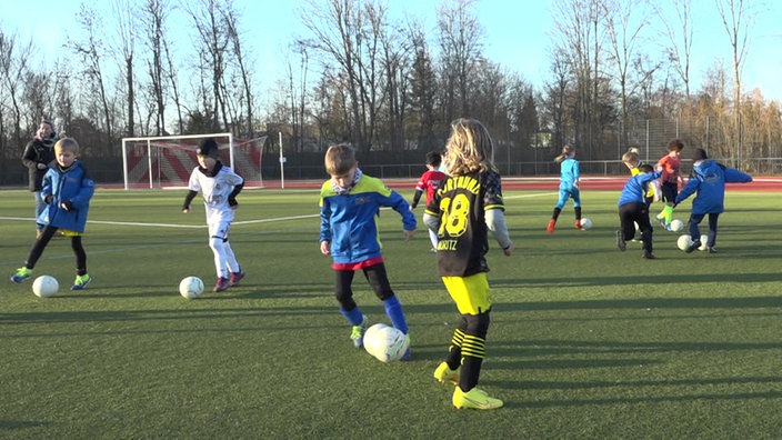 Kinder beim Fußballtraining