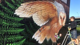 Grafitti-Künstler Sponk besprüht das alte Stellwerk mit einer Schleiereule 